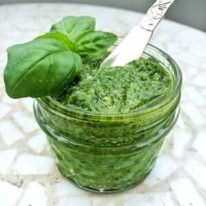 Fertiges Basilikum Pesto