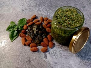 Zutaten für veganes Basilikum Pesto