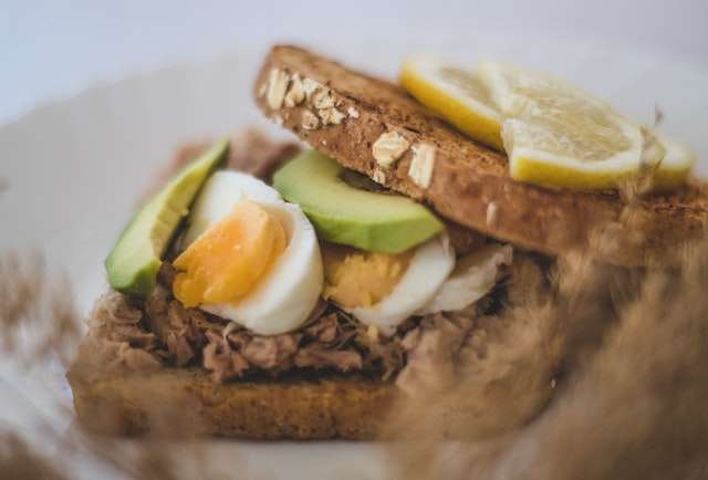 Chicken-Sandwich mit Hähnchen, Ei und Avocado